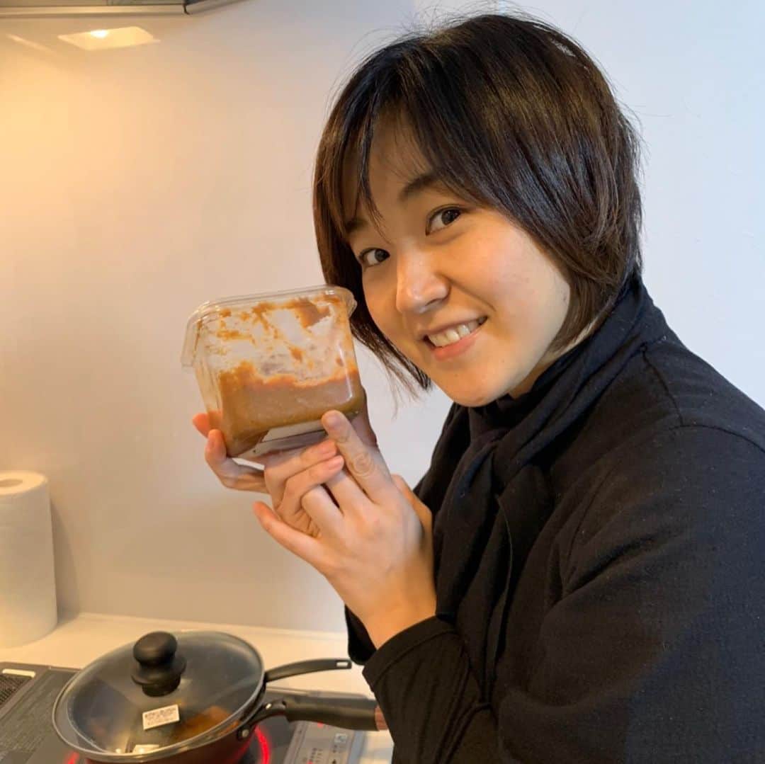 フジテレビアナウンサーのインスタグラム：「今日は「味噌の日」ー✨  …というか、実は毎月30日が「味噌の日」なんだそうです。 なぜ毎月30日が味噌の日なのかというと、 「三十（みそ）」＝「味噌」という語呂合わせが由来になっているんですって✏️  味噌といえば…私の同期・育児休業中の戸部アナが毎年お味噌を手作りしてたなーと思い出し、最近作ったのか連絡してみると、、  「お味噌はおじいちゃんの手作りをいただきましたー👴❤️ 炊き立てのご飯とお味噌汁！ これさえあればええ！ 私は2人目が産まれたので昨年の味噌作りは断念しちゃったけど、今年はまた作りたいなぁ😚 丸めて叩きつけるのが快感なのよねw」  とのことでしたー。 私は普通の市販の味噌。 いつか手作りしてみたいなー❤️  #今日は何の日？ #味噌の日 #手作り味噌 #フジテレビアナウンサー #戸部洋子 @tobe.yoko  #石本沙織」