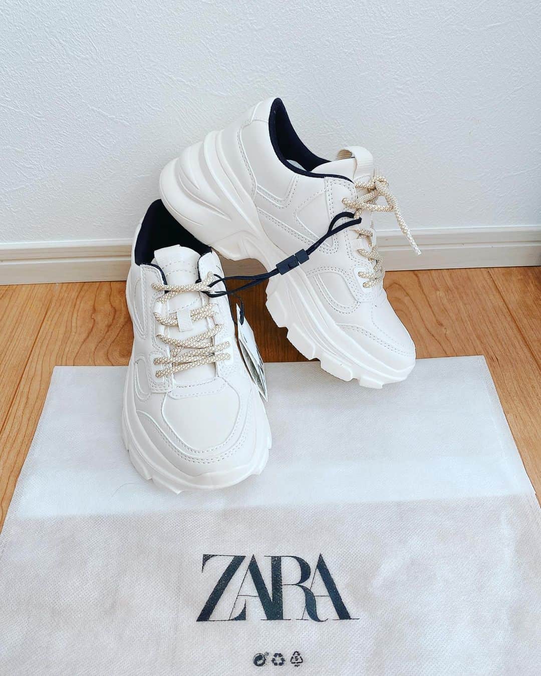 井上ゆりなさんのインスタグラム写真 - (井上ゆりなInstagram)「お🆕な靴キター❤️サイズがなかなかなくて探してたーぁ😳 あまりこの形の靴履かないけどなんかこれは一目惚れ♡気分変えてはいてみよかね☺︎ #zara#スニーカー#new」1月30日 12時12分 - i.yurina12