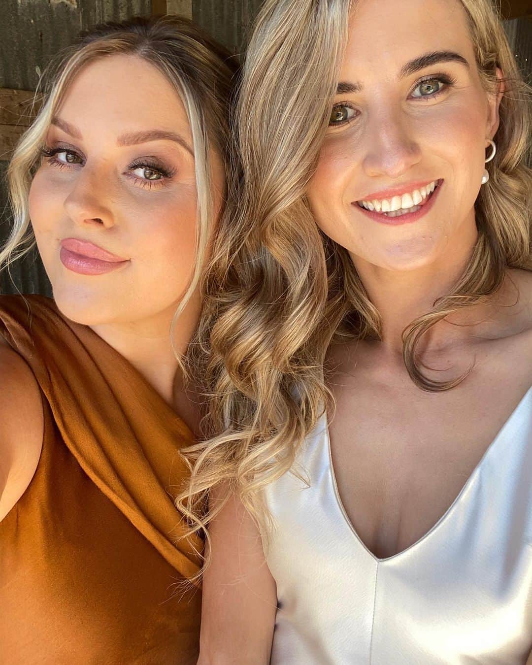 Shannonのインスタグラム：「Still buzzing! What an honor to be a part of this beautiful (inside and out) couples wedding 😭💓 ily Kelly and Nick 😘 the most gorgeous day I’ve ever experienced in my life! ☀️ @kellyv_grogan 👰🏼#kellygotnickedaway」