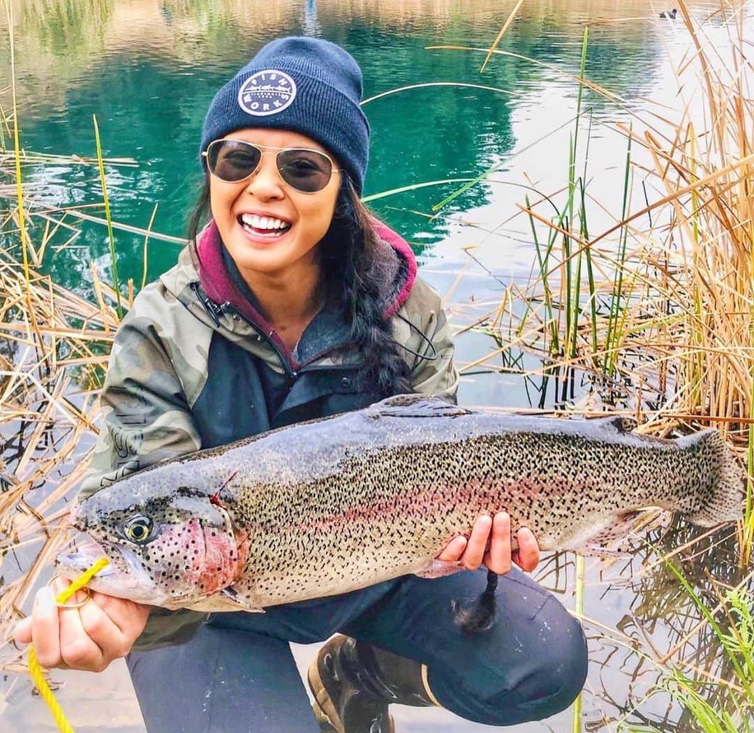 Filthy Anglers™のインスタグラム：「Filthy Female Friday my friends. Our good friend @pamelaroseeee caught her new PB rainbow trout. This beauty came in at 7.2lbs! The best part, she caught it on her own handmade fly. Congrats on the PB @pamelaroseeee you are Certified Filthy. www.filthyanglers.com #fishing #flyfishing #rainbowtrout #riverfishing #bassfishing #angler #outdoors #anglerapproved #filthyanglers #getfilthy #monsterbass #trout #salmon」