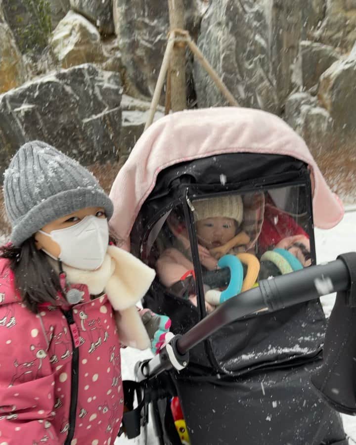 イ・ユンジのインスタグラム：「너희와눈을맞는일. #사랑하고사랑한다」