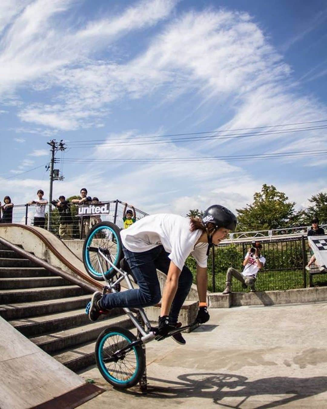 大池水杜さんのインスタグラム写真 - (大池水杜Instagram)「long time no peg and no grind of my bmx life. But it’s no problem! I know grind is so excite for me, but so dangerous🤣🤣🤣 this feeble grind was 6years ago lol 懐かしいなぁー、転けまくって最後のチャンスでメイクれたとき！この時もめちゃくちゃ楽しかったなぁー！またみんなで乗れる日がはよ来るといいな！ @visavis_jp #タウン情報おかやま #ライト電業 #bigjohn #bluesakura #slopeshot #bmx #bmxgirl #bmxfreestyle #bmxwomen #2015 #寒河江スケートパーク #feeblegrind #意地のメイク #女じゃないって言われた」1月30日 12時20分 - minato_oike