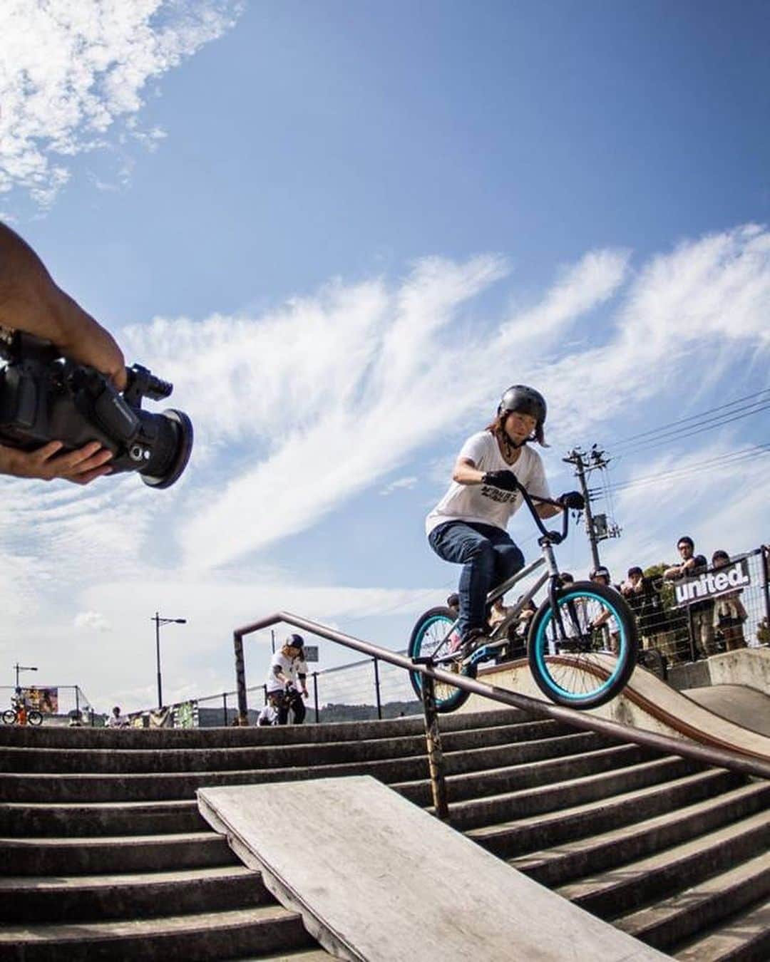大池水杜のインスタグラム：「long time no peg and no grind of my bmx life. But it’s no problem! I know grind is so excite for me, but so dangerous🤣🤣🤣 this feeble grind was 6years ago lol 懐かしいなぁー、転けまくって最後のチャンスでメイクれたとき！この時もめちゃくちゃ楽しかったなぁー！またみんなで乗れる日がはよ来るといいな！ @visavis_jp #タウン情報おかやま #ライト電業 #bigjohn #bluesakura #slopeshot #bmx #bmxgirl #bmxfreestyle #bmxwomen #2015 #寒河江スケートパーク #feeblegrind #意地のメイク #女じゃないって言われた」