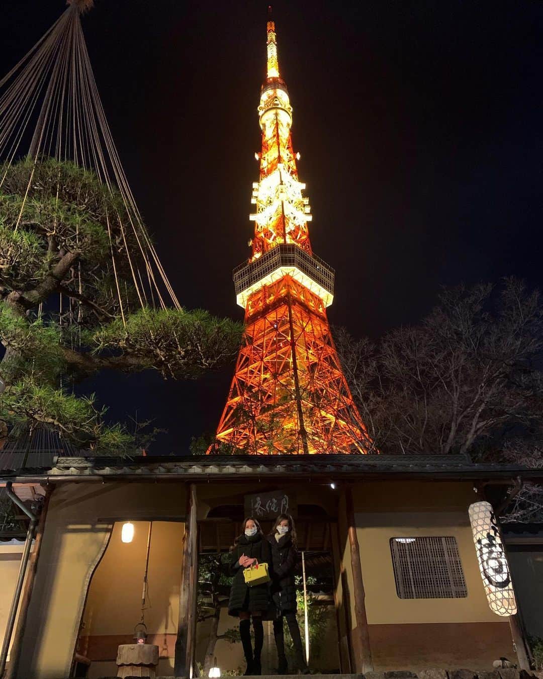 山崎みどりさんのインスタグラム写真 - (山崎みどりInstagram)「この日はまりこが私の家にタクシーで迎えに来てピックアップされ、 東京タワーの真下でタクシーから降ろされ、 豆腐うかい亭に到着🙀 （素敵な彼氏かw🥺キュン）  そびえたつ東京タワーを下から見るのは圧巻🤍  東京タワー🗼のふもとにある #東京芝とうふ屋うかい で涼子さんとまりこがお誕生日をお祝いしてくました♥️  お料理は とうふうかい亭名物の寄せとうふから始まり、 揚げ炭火焼き 丹波豚かぶら蒸し からすみ蕎麦 伊勢海老鍋 江戸味噌仕立て 鯛ご飯   伊勢海老鍋はすーーっごくいい香りで どれもとても美味しかった♪  落ち着く個室で綺麗な庭園を見ながら 好きな友達と美味しいご飯を食べる幸せ🤍  庭園は日本らしい綺麗な庭園で 着物👘で来てみたかったくらい🤍  @ryokong1028 @mari__coco  こんなに素敵なところでお祝いしてくれてありがとう♡  ────────────────────────── #とうふ屋うかい #うかい亭 #東京芝とうふ屋うかい#伊勢海老鍋 #東京タワー#🗼#庭園#お祝い#お誕生日#感謝#happy」1月30日 12時22分 - midori_yamasaki_