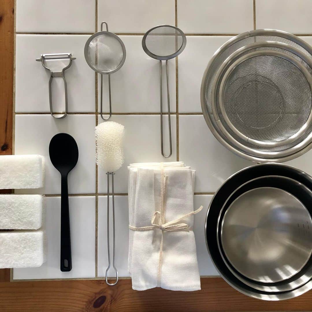 ◆miki◆のインスタグラム：「* * 🥣🥣🥣 * ピューラー壊れたから 買いに行ったらこれさ😂  無印なら随分誘惑してくるもね～😩 シリコーンのスプーンは買った方がいいだよ❤️ めちゃくちゃ使っとるで❤️  ほんでさ昨日 焼きたてのバターロールパン食べたくなってさ 思い立って作ってみたわけ🧑🏼‍🍳  わしレシピ通りしたんだけど 何でなの？🤔 得体の知れないモノ焼きあがったんだけど？  バターロールって本来はフワッフワよね？  岩だね🪨 あれはもう岩だったわ🪨 歯も持ってかれるとこだった🤓 これ以上歯抜けはごめんだよってww  発酵もたいしてしなかったしなー なーんかベチャベチャしてて レシピ無視して強力粉増やしたからかなー  レシピ通りじゃないじゃん😀 もう向いてないんだわ  もうパン屋さんで買うわ🥖🍞🥐  #岩パン #無印 #無印良品 #MUJI」