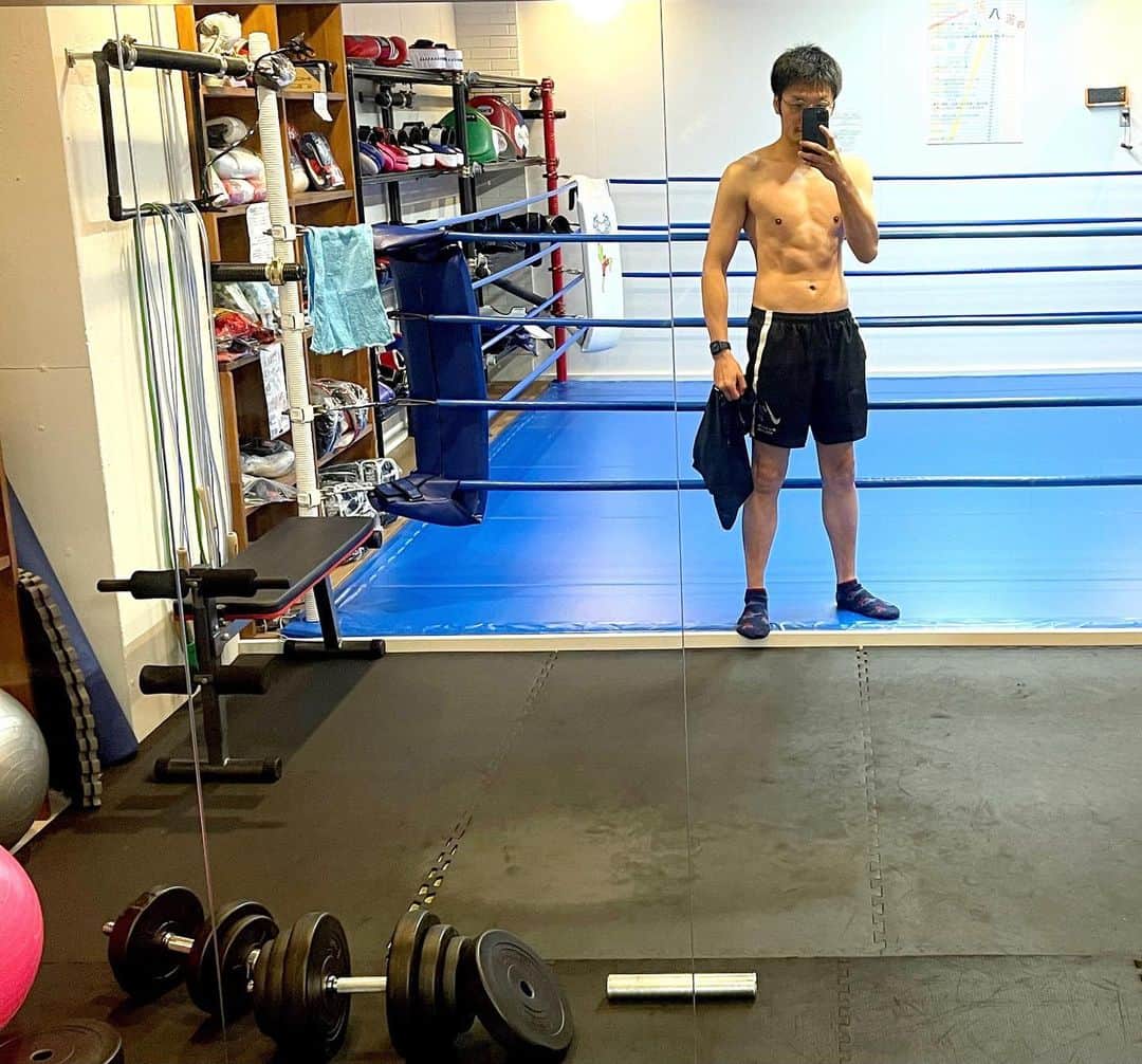 佐藤嘉洋さんのインスタグラム写真 - (佐藤嘉洋Instagram)「花の40代に突入しました。 適度なキックボクシングのおかげで、現役のときよりもスタイルは良いし、健康です。  キックボクシングは全身運動です。 慣れてくると、筋肉の一つひとつを繋げて意識できます。 キックボクシングで鍛えた身体は、日常生活に直結します。  うまくやれば歩き方から変わります。  #キックボクシング #名古屋キックボクシング #JKF池下 #池下 #佐藤嘉洋 #yoshihirosato #KICKBOXING」1月30日 12時26分 - yoshihirosato1981