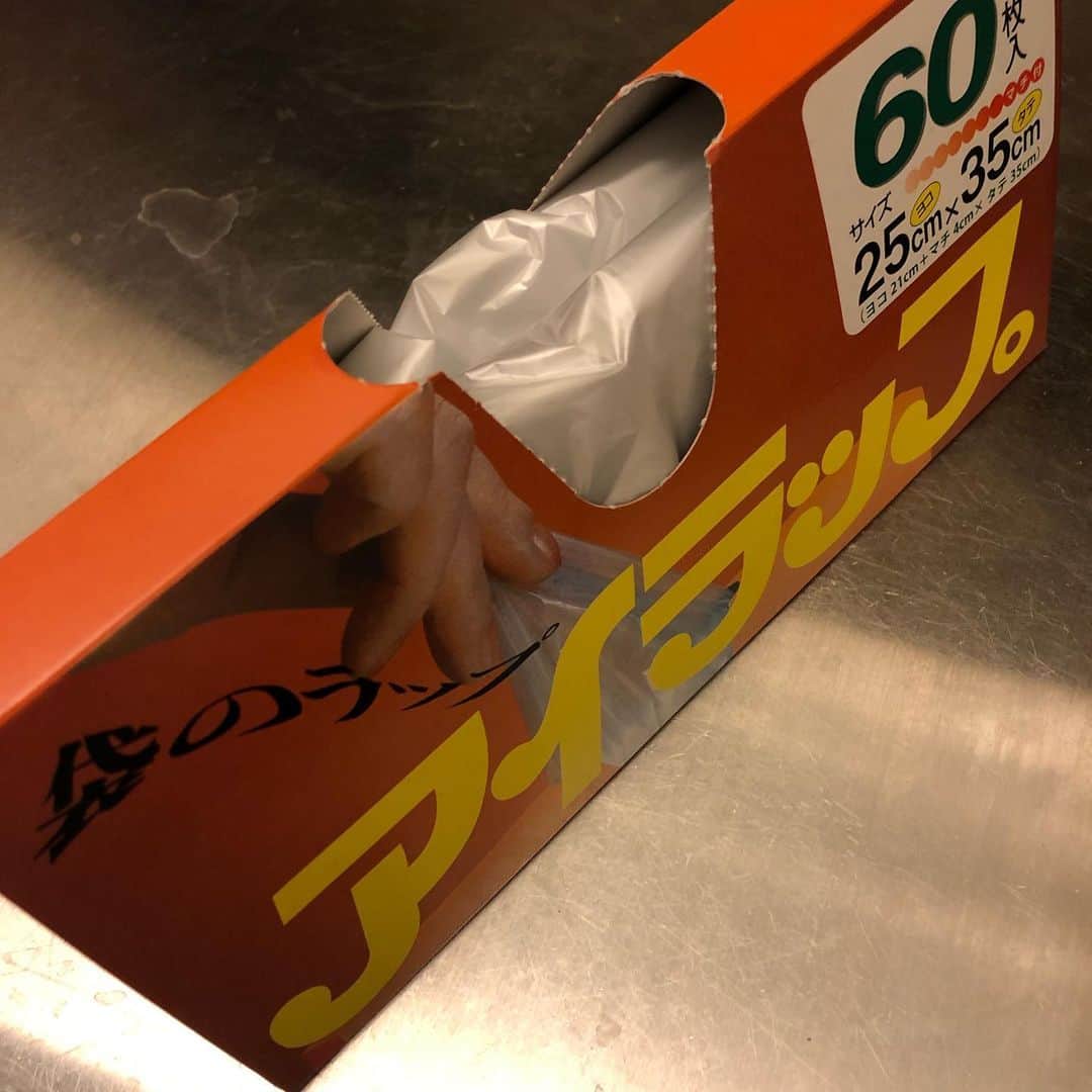 いとうせいこうのインスタグラム：「下町で仲良くなった理髪店店長と昨日はラップの話を延々とLINEで。「このラップ無敵っすよ」「こういうの欲しかったよね！」それがアイラップ。」