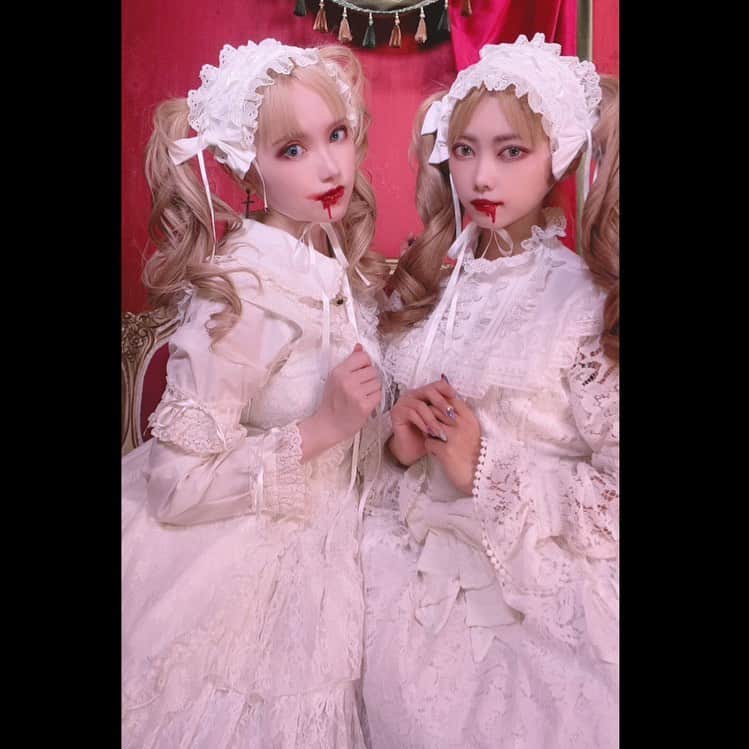 赤木クロのインスタグラム：「みうさんと白ゴス🖤 、 、 、 、 、 、 、  #anime #animegirl #animejapan #animeworld #japan #japanesegirl #日本  #comic #cos #cosplay #cosplayer #cosplaygirl #cosplayers #コスプレ #コスプレイヤー  #gravure  #lingerie  #일본여자 #코스프레 #그라비아 #角色扮演遊戲　#lolita #lolitafashion #ロリィタ #ロリィタファッション」