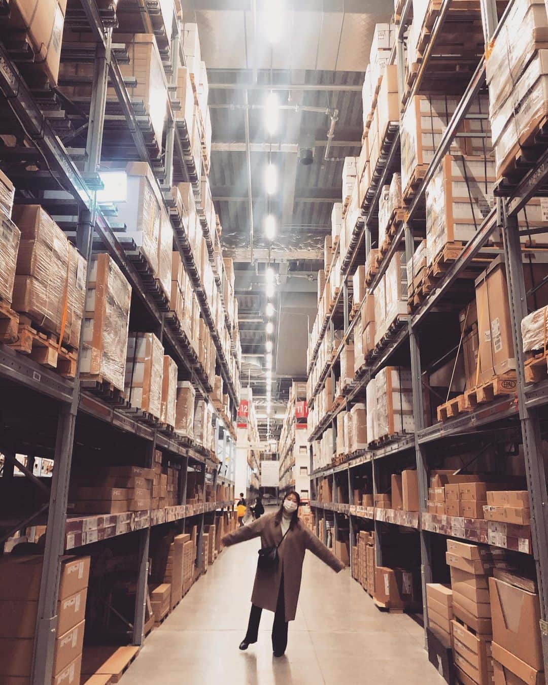 のインスタグラム：「. 相変わらず最後に広い倉庫出てくるIKEA！！笑  お世話になってます。  #ikea#広いな#どうやって積むんだろ#すごいよね#でもIKEA大好きです」