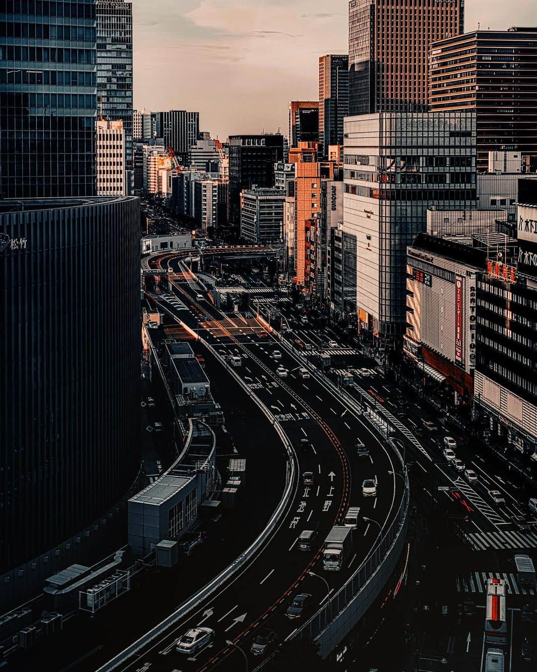 HAYAMI HANNAH ハナさん ど田舎さんのインスタグラム写真 - (HAYAMI HANNAH ハナさん ど田舎Instagram)「. #HelloFrom Tokyo, Japan 🇯🇵  I created my Preset ↑ How Do you think 🤔   自作プリセットで東京🗼🏙 世界貿易センタービルディングから 1/31までなんですね😢 記念ポスト  #hayamihannah #moodygrams #StreetBobs #agameoftones #yourshotphotograher #lensbible #eclectic_shotz #streets_vision #street_ninjas #streetgrammers #nightphotography #way2ill #shotsdelight #urbanandstreet #darkmobs #all2epic #nightshooters #creativeoptic #shotzdelight #citykillerz #citygrammers #adorama  #東京タワー  #東京カメラ部  #Visitjapanjp #IgersJp #team_jp_  #DiscoverHongKong」1月30日 12時42分 - hayamihannah