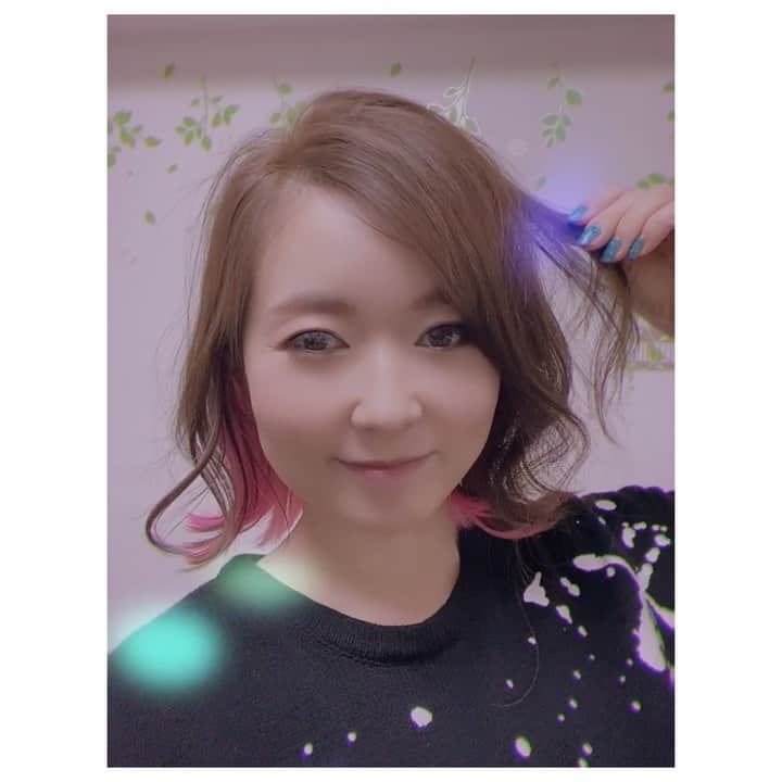 荒牧陽子のインスタグラム：「2021.1.29 ✂︎髪切ったよ✂︎﻿ ┈︎┈︎┈︎┈︎┈︎┈︎┈︎┈︎┈︎┈︎┈︎┈︎﻿ 【告知】﻿ 31日(日) 午後0:15〜﻿ NHK総合　NHKのど自慢﻿ リモートでちょっとだけ出演してます。﻿ YouTube動画を紹介してくださいました。﻿ 是非ご覧ください✨﻿ ﻿ ﻿ ﻿ やっぱり最近は短いのが合ってる気がする﻿ もっと切ろうかと考えてるけど﻿ まだ勇気が…﻿ ﻿ 2018年からインナーピンクしてるけど﻿ 慣れてきちゃって﻿ 本当は全頭ピンクしたいくらい﻿ （し、しないけどね！）﻿ ﻿ ピンク以外の箇所は﻿ ブリーチ無しで明るくしてもらいました。﻿ (๑′ᴗ‵๑)素敵！﻿ 卓司さん（@takujidd）いつもありがとう！﻿ ┈︎┈︎┈︎┈︎┈︎┈︎┈︎┈︎┈︎┈︎┈︎┈︎﻿ #荒牧陽子﻿ #ピンクヘアー﻿ #hair﻿」