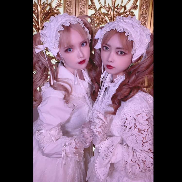 赤木クロのインスタグラム：「みうさんと白ゴス🖤 、 、 、 、 、 、 、  #anime #animegirl #animejapan #animeworld #japan #japanesegirl #日本  #comic #cos #cosplay #cosplayer #cosplaygirl #cosplayers #コスプレ #コスプレイヤー  #gravure  #lingerie  #일본여자 #코스프레 #그라비아 #角色扮演遊戲　#lolita #lolitafashion #ロリィタ #ロリィタファッション」