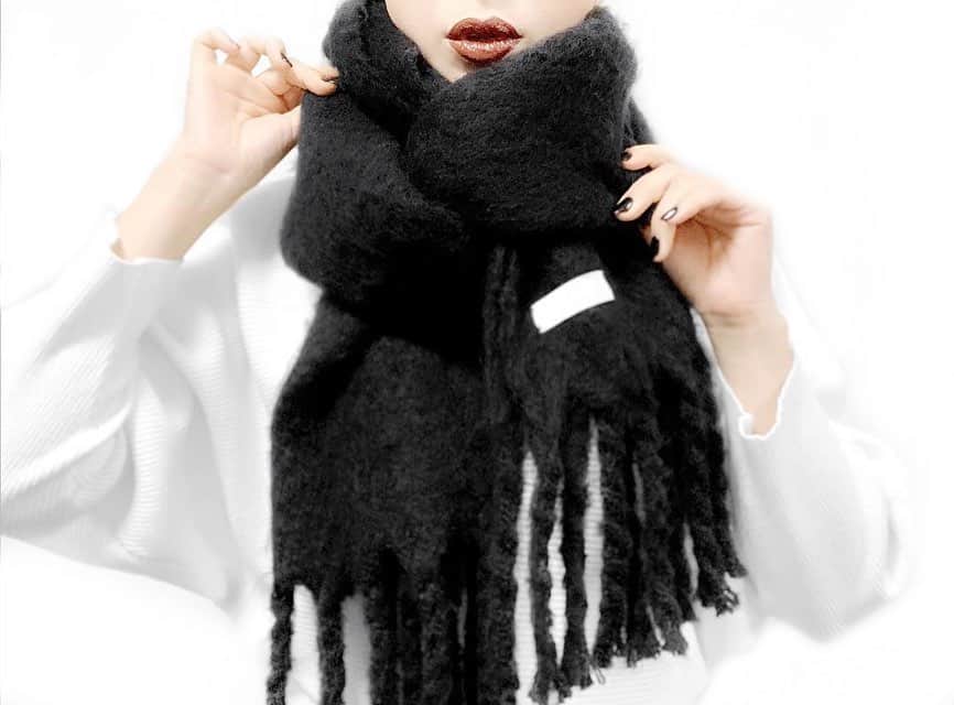 lve_xxxxのインスタグラム：「.﻿ .﻿ ﾏﾌﾗｰの巻き方🧣﻿ ﻿ 昨日の投稿ご覧頂きﾏﾌﾗｰの巻き方のご質問を﻿ 📩多数頂いていたので…♡﻿ ﻿ 過去にPost済みでは御座いますが 改めて再投稿させて﻿頂きます☺︎﻿ ﻿ ﻿ ググった💻ヤツなんですが﻿ 最近はもっぱらこの巻き方🧣﻿ ﻿ ﻿ swipe please ➡︎﻿ ﻿ ① 片側を少し長く残して一巻。﻿ 苦しくない程度にゆとりを。﻿ ﻿ ②短いほうを内側から持ち上げて輪を作る。﻿ ﻿ ③反対側をその輪に通す。﻿ ﻿ ④ボリュームを整えたら完成◎﻿ ﻿ ﻿めっちゃ簡単だけどｵｼｬﾚ見えする 巻き方でﾏﾌﾗｰはほぼこの巻き方してます🧣  説明下手くそですいません。﻿ わかりますかね？😅﻿ ﻿ ﻿  #🧣 #マフラー巻き方﻿ #ピッティ巻き #マフラーぐるぐる ﻿」