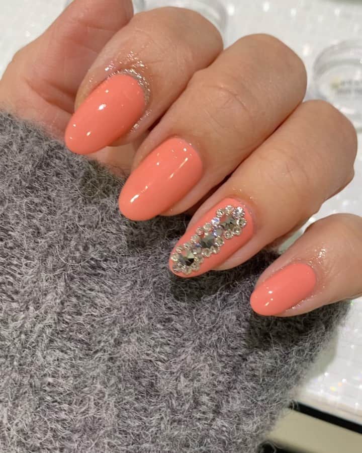 名古屋プレミアムネイルサロン アデリーネイルのインスタグラム：「グレーのニットに合わせて👍  可愛いじゃないか💓💓💓  アデリーオリジナルデザインで楽しんで！  アデリーネイル ☎︎052-325-2533 名古屋市北区若葉通1-2レクサ若葉2階 1階無料駐車場となっております(6台有)#アデリーネイル#プレミアムネイルサロン #ネイル#ネイルサロン#名古屋#名古屋ネイルサロン#3Dネイルアート#nails#gelnails#nailart#スワロフスキークリスタル#アイラッシュサロン#サロンデザイン#フレンチネイル#ドット#桜#桜ネイル#네일#무광네일#살롱#スワロフスキーネイル#クリスタル」