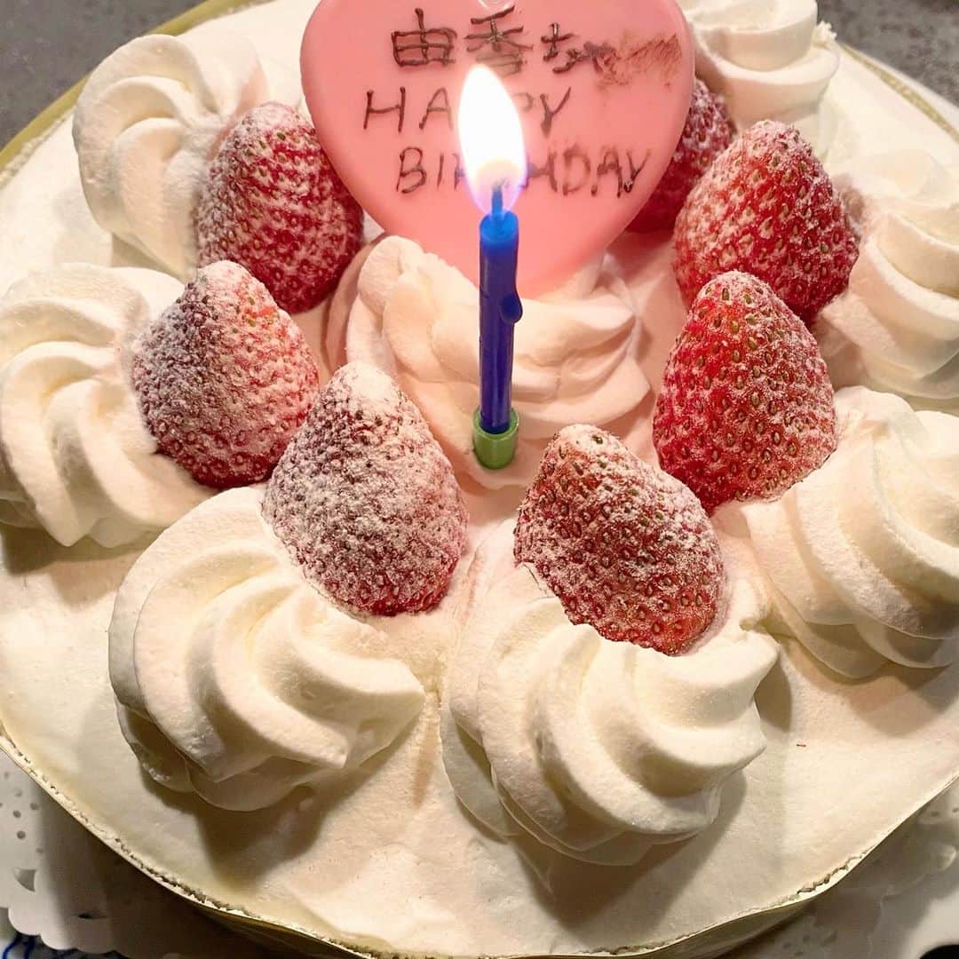 喜国雅彦＆国樹由香さんのインスタグラム写真 - (喜国雅彦＆国樹由香Instagram)「29日は国樹の誕生日でした。  喜国さんが大切に運んできてくれたケーキ。チョコのプレートを触ったら「ん」の字が消えてしまい「由香ちゃ」に。喜国さん、本当にごめんなさいっ。  こんな私ですが、この一年もよろしくお願いします！（由）  #happybirthday #mybirthday #cake #yummy #flowers #gift #thankyou #tokyo #japan #生クリームと苺のケーキ #一番好き #お花は #村上たかしさんの相方佳代ちゃんから #毎年ありがとう」1月30日 12時56分 - kunikikuni