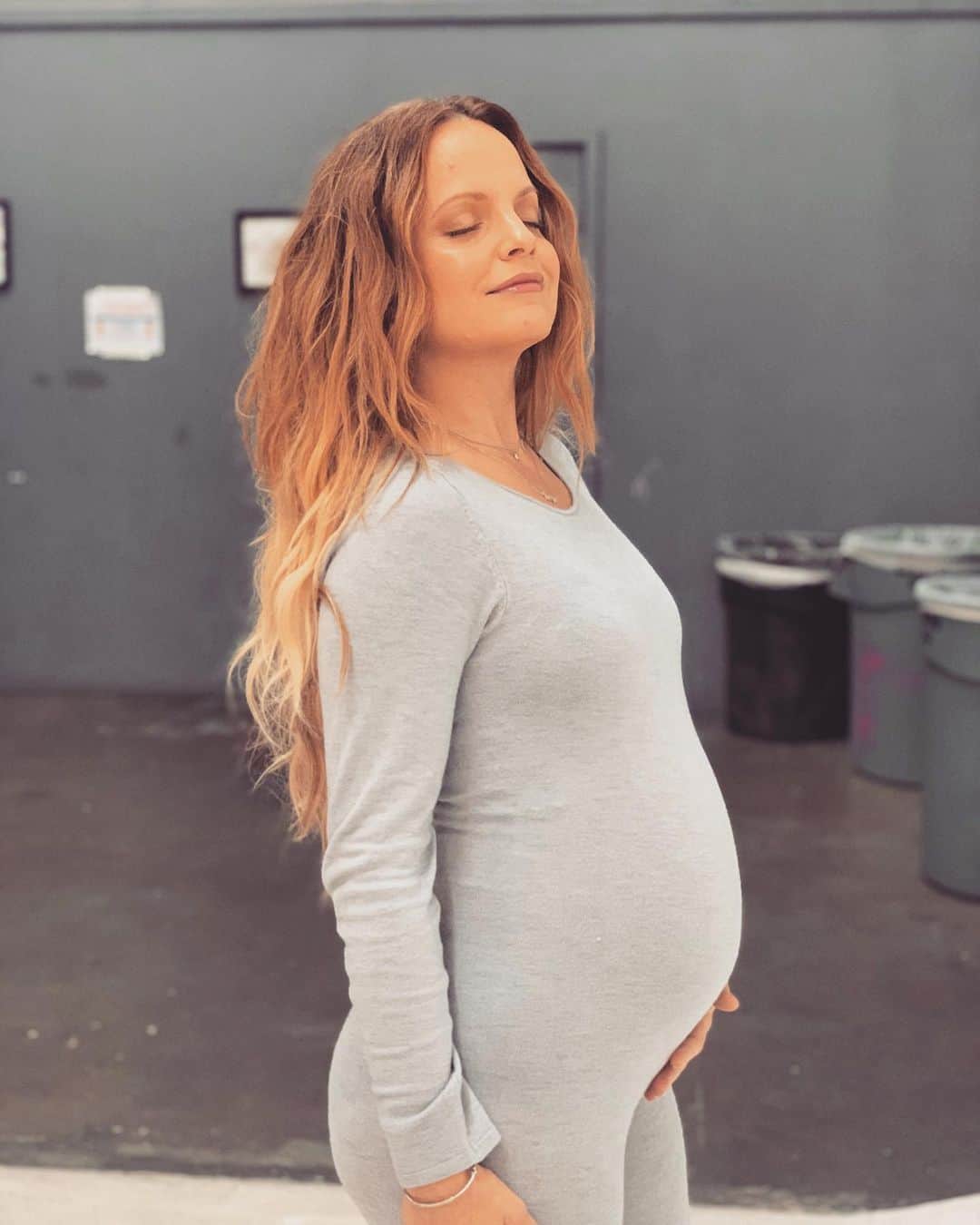 ミーナ・スヴァーリのインスタグラム：「A little #flashback to when the #babybump was smaller and we had some #bts fun.  I’m so grateful to my brothers @robertti and @castillo_13 ✨ It’s rare to find gems without this mad world and I count my blessings each time I experience their positive, creative, and supportive energy.  Love you two! 🥰 And #BabyHope and I send you all the same amount of love and light this weekend!  #ShineOn #FindYourFamily #LoveIsLove #FF #FamilyFriday」