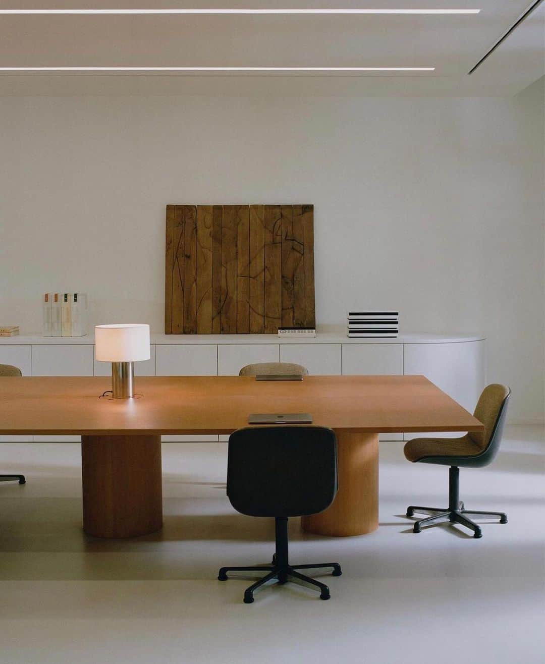 大屋夏南さんのインスタグラム写真 - (大屋夏南Instagram)「Dream office @jacquemus 🤍 こんな素敵なオフィスいいな💭物置になってしまってるスペース早いところ片付けてオフィスにしよ❤️ ・ ・ #interiordesign」1月30日 13時11分 - __kana_oya__