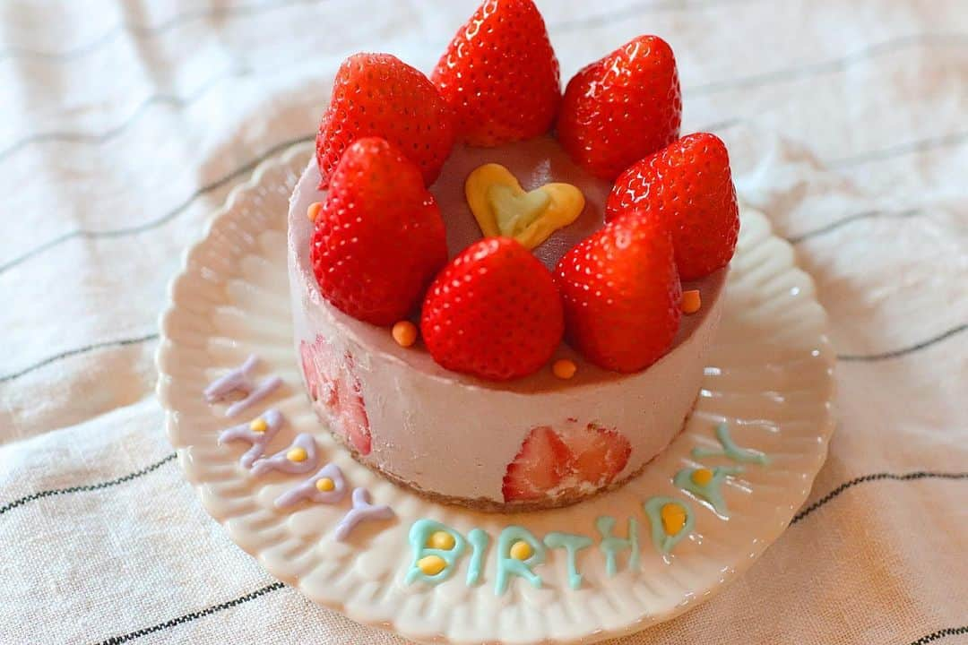 相馬絵美さんのインスタグラム写真 - (相馬絵美Instagram)「Birthday Strawberry Raw Cake🍓🎂  獅子座満月の夜に、我が家のヒエラルキーの頂点に君臨する娘のお誕生日をお祝いしました🎉  太陽水瓶座の月双子座で風のように軽やかでひょうきんな娘さん。  これからもその個性を活かして羽ばたいていってね！🕊✨  ローケーキを食べた夫が 「…腕を上げたな」 と、最後俺を越えていけと立ちはだかる師匠風に平らげていました🍴 (いや君のとこで修行してないよ？)  生クリームは使わずクリーミーで、乳製品・動物性・砂糖・グルテン全てフリーのケーキ🍰  ビタミン・ミネラル・酵素も生きてます🌈  #birthday #rawcake #おめでとう #ローケーキ #ローフード #美味しく健康に」1月30日 13時11分 - somaemi