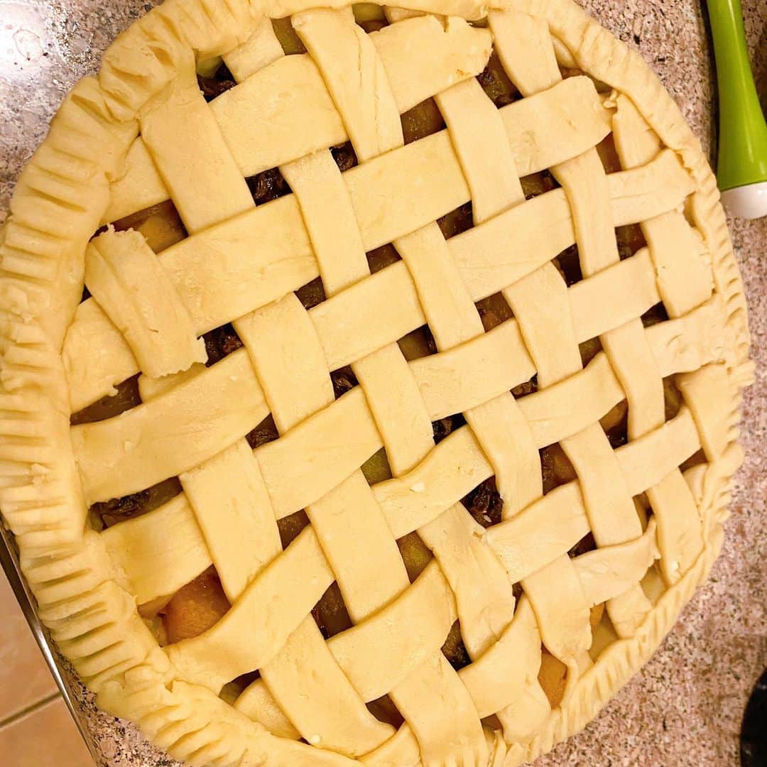 鈴木弘子さんのインスタグラム写真 - (鈴木弘子Instagram)「I made apple pie for our recovery from COVID 😅. That was the first time I tried to bake apple pie.」1月30日 13時10分 - bettysuzuki79
