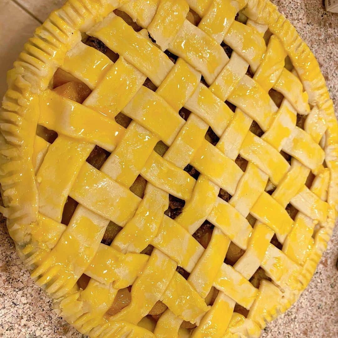 鈴木弘子さんのインスタグラム写真 - (鈴木弘子Instagram)「I made apple pie for our recovery from COVID 😅. That was the first time I tried to bake apple pie.」1月30日 13時10分 - bettysuzuki79