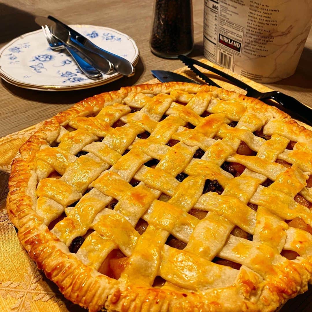 鈴木弘子のインスタグラム：「I made apple pie for our recovery from COVID 😅. That was the first time I tried to bake apple pie.」