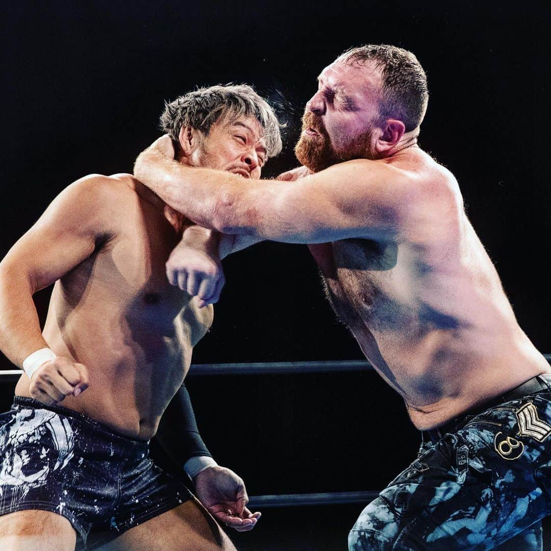 新日本プロレスさんのインスタグラム写真 - (新日本プロレスInstagram)「Jon Moxley attacks KENTA on #njpwSTRONG !!! 🔥🦁 衝撃！ なんと“USヘビー級王者”ジョン・モクスリーが『NJPW STRONG』に出現！ “権利証保持者”KENTAを襲撃…!! ※視聴は新日本プロレスワールドで！ @njpw1972 @njpwworld_official  #njpw #njpwworld #新日本プロレス　#プロレス #Prowrestling」1月30日 13時29分 - njpw1972