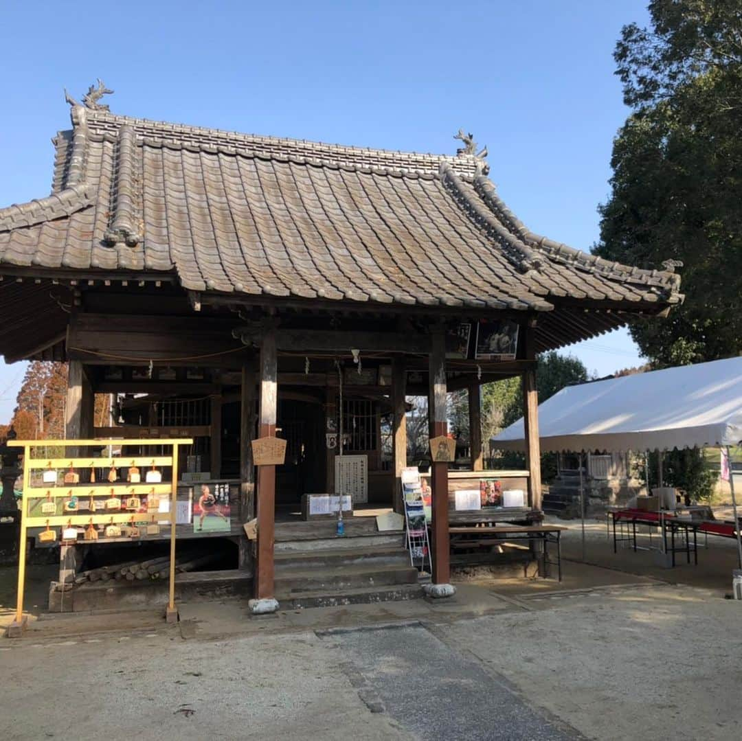 廣田彩花のインスタグラム：「. . 私の地元、和水町の竈門神社⛩ 鬼滅の刃の聖地！？ 小学生の頃は夏休みに、眠い目擦りながら歩いて行き、 毎日みんなでラジオ体操してたな〜。懐かしい。笑  絵馬も飾ってあり、売店などもあるみたいなので、コロナ禍ではありますがお近くの方は是非行ってみて下さい😊 . . #竈門神社 #和水町 #鬼滅の刃 #フクヒロの絵馬も飾ってあります」