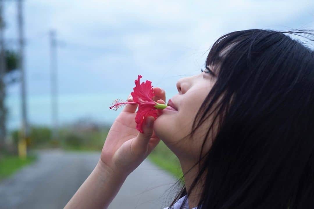 西本ヒカルのインスタグラム：「・ 自分に対して素直でいることって 大切なことなんだなって☺︎ たまに 感情だったり気持ちが 写真に映る瞬間があって それがまた写真の良いところだなって 思います🌺 @harami_373 @yasuyukitomita_photography」