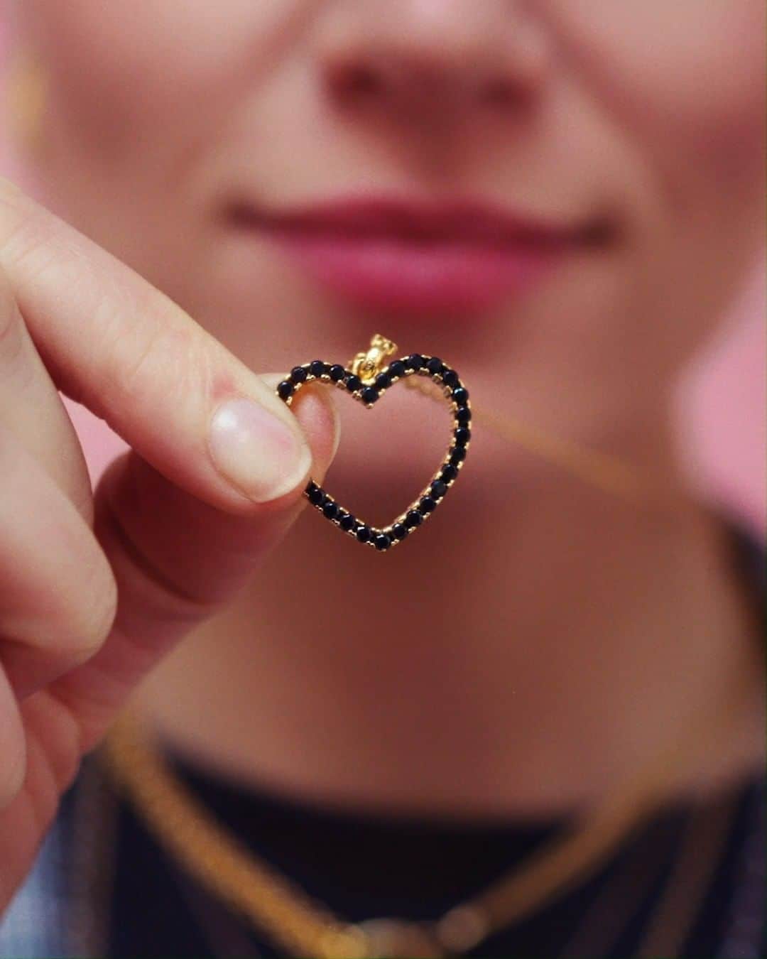 トウスのインスタグラム：「A special piece of jewelry for every kind of love. / Una joya para cada tipo de amor. #ColorsOfLove #TOUSJewelry #TOUSLovers」