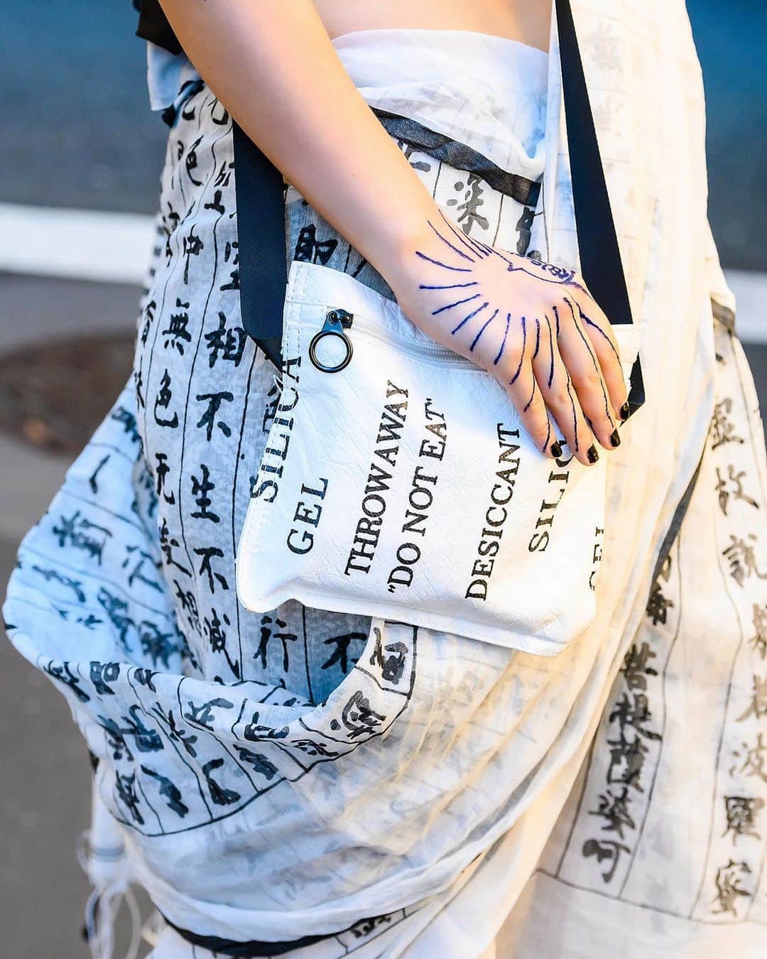Harajuku Japanさんのインスタグラム写真 - (Harajuku JapanInstagram)「Indian fashion loving Japanese PHD neuroscience student Yoritam (@yyyyyrtm she/they) on the street in Harajuku wearing a kanji print Fatherland India sari with an ACDC Rag top, a Gugu Kokura bag that looks like Silica Gel, henna/mehndi body art, a face mask, and Dr. Martens boots.  Yoritam - who is married to an Indian person - is known for wearing sari much of the time. They participated in an English language podcast (search Google for "Transcending borders through sarees") discussing their love of Indian fashion and they also post a lot about it on their Instagram (@yyyyyrtm).」1月30日 4時33分 - tokyofashion