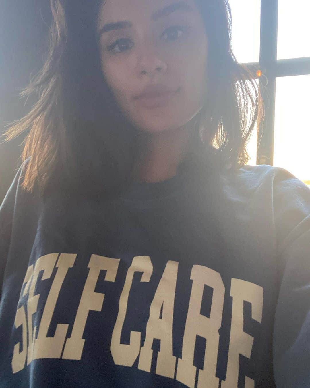 ダイアン・ゲレロのインスタグラム：「This is important to me. Thank you @cyndiramirez @chillhouse for this cozy sweatshirt reminding me to take care of myself first. Also these super cute Chill Tips (third slide) I’m wearing the #groovyBaby ones 💅🏽」