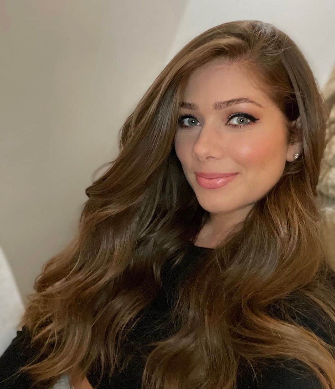 のインスタグラム：「Another Wild Friday Night 👀  #fridaynight #fridaynightin #helloweekend #smile #happy #hair #wavyhair #thickhair #longhair #auburnhair #happygirl #greeneyes #wingedliner」