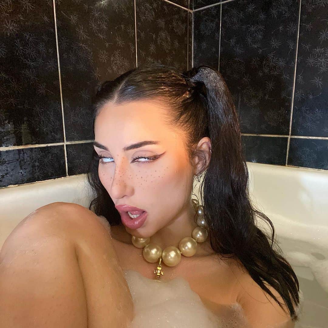 Greta Menchiさんのインスタグラム写真 - (Greta MenchiInstagram)「put a spell on me」1月30日 4時38分 - gretamenchi