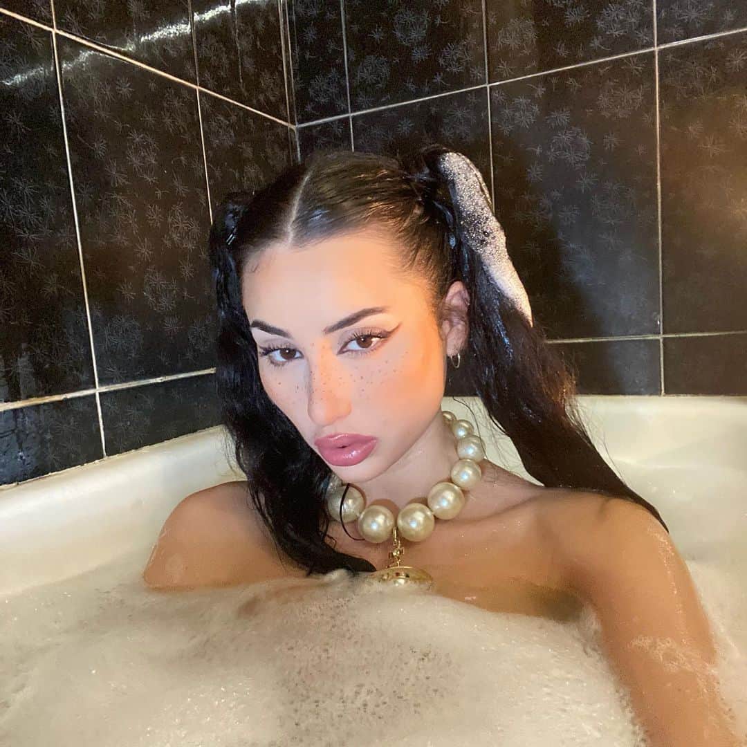 Greta Menchiのインスタグラム：「put a spell on me」