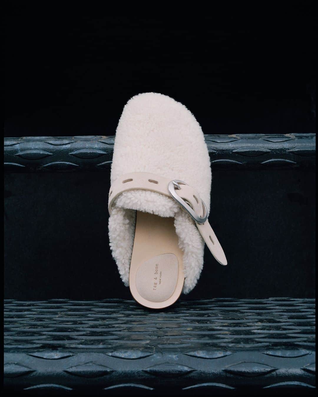 ラグ&ボーンのインスタグラム：「The Ansley slides. Perfect for the woman, or the @muleboyz in your life.」