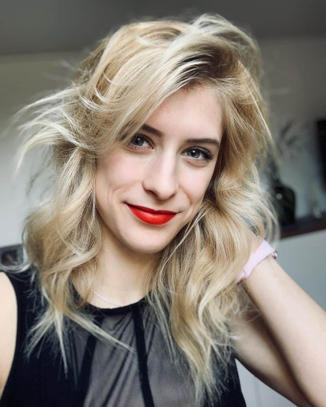エリスカ・ブレジノワのインスタグラム：「Friyay #selfie 💋」