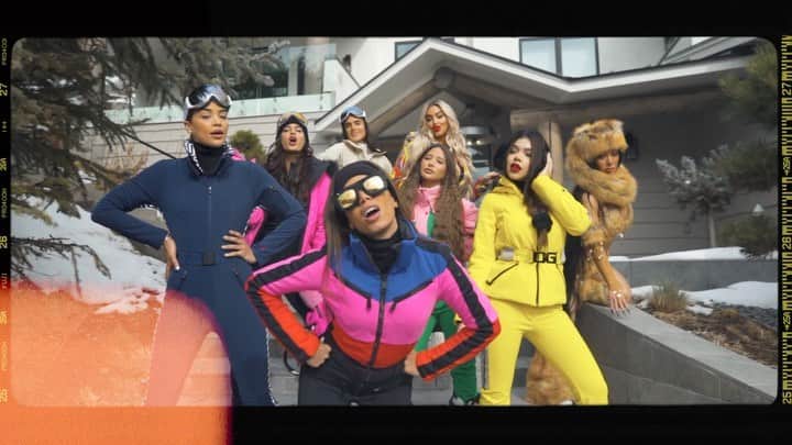 ジャスミン・サンダースのインスタグラム：「Welcome to the #LocoHouse ! Meet the #LocoGirls ! ❄️ Song : LOCO by @anitta #OutNow」