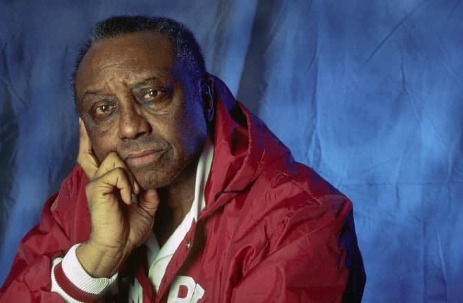 アダム・シャピロのインスタグラム：「John Chaney has been my hero ever since I can remember. Growing up a massive Temple basketball fan, he was everything. His humor, his passion, his tough love, the way he valued education above all else during a time when college basketball was basically turning into professional basketball, it was never about wins and losses, although he had more of those wins than anyone else ever, it was always about the journey. The best player’s futures. Their education as students, players, young men. I got to be a ball boy for a couple years as a youngster while he was coaching. Got to see him on the court, in the locker room, at the press conferences, in practice, in his office. My favorite story comes a good 5 years after I was a little ball boy running around McGonigle Hall on Broad Street. It was the night I was to be inducted into the national Junior Honor Society, a reward I was getting for my good grades/community service etc that year. (My mom ran that program!) At dinner at my house, before heading back to the school to receive my certificate and pin, the phone rang. Mom answered, handed it to me! ME?! A phone call at DINNER?! That’s not allowed. Who could this be?! “Adam! It’s Coach Chaney!” HOLY SHIT. “hey coach! Oh my god. What’s up?” “ your dad told me that you’re getting inducted into the national Junior honor Society tonight… And I wanted to call and say congratulations to a job well done! Basketball is great, but your education and your attention to it is the most important thing. Keep up the good work!” “Ummmm thank you! This is so cool!” “And Adam...any tips for the Owls next season?” He probably shouldn’t of asked that… I might’ve gone on for too long… But I had a lot to say about the team that year. We weren’t as deep as previous years, so our stars had to stay out of foul trouble…HAD. TO. STAY. OUT. OF. FOUL. TROUBLE. For most teams, staying in a foul trouble, as important as it is, isn’t necessarily a priority. But for a John Chaney coached team, 2 fouls in the first half meant 100% benching for the rest of the half. Did it lose us a couple games? Yup. But it wasn’t about the wins in the losses, it was about the lessons, it was about self-control」