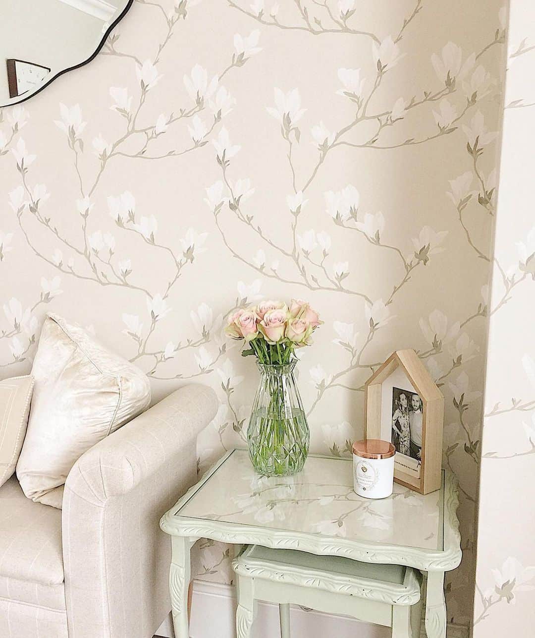 ローラアシュレイのインスタグラム：「A fresh design that evokes the feeling of the first spring blossoms, Magnolia Grove features a natural look that will stay timeless season after season.   This beautiful print will be returning alongside other signature Laura Ashley styles in our home collection launching this spring.  #LauraAshleyPrints 📷 by @thewhighamhome, @home_at_wealdenhouse, @home_of_349, @sarah.mack78」