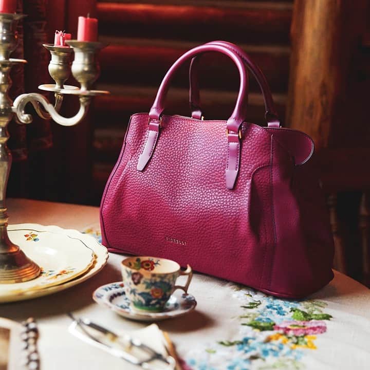 のインスタグラム：「Add a pop of colour to any casual attire with the Erika - featuring multiple compartments and a heavy vegan grain, this grab will be your go-to this season 🙌 Treat yourself to 30% off New In styles with the code NEW30 #FiorelliBags #Handbags #VeganFashion」