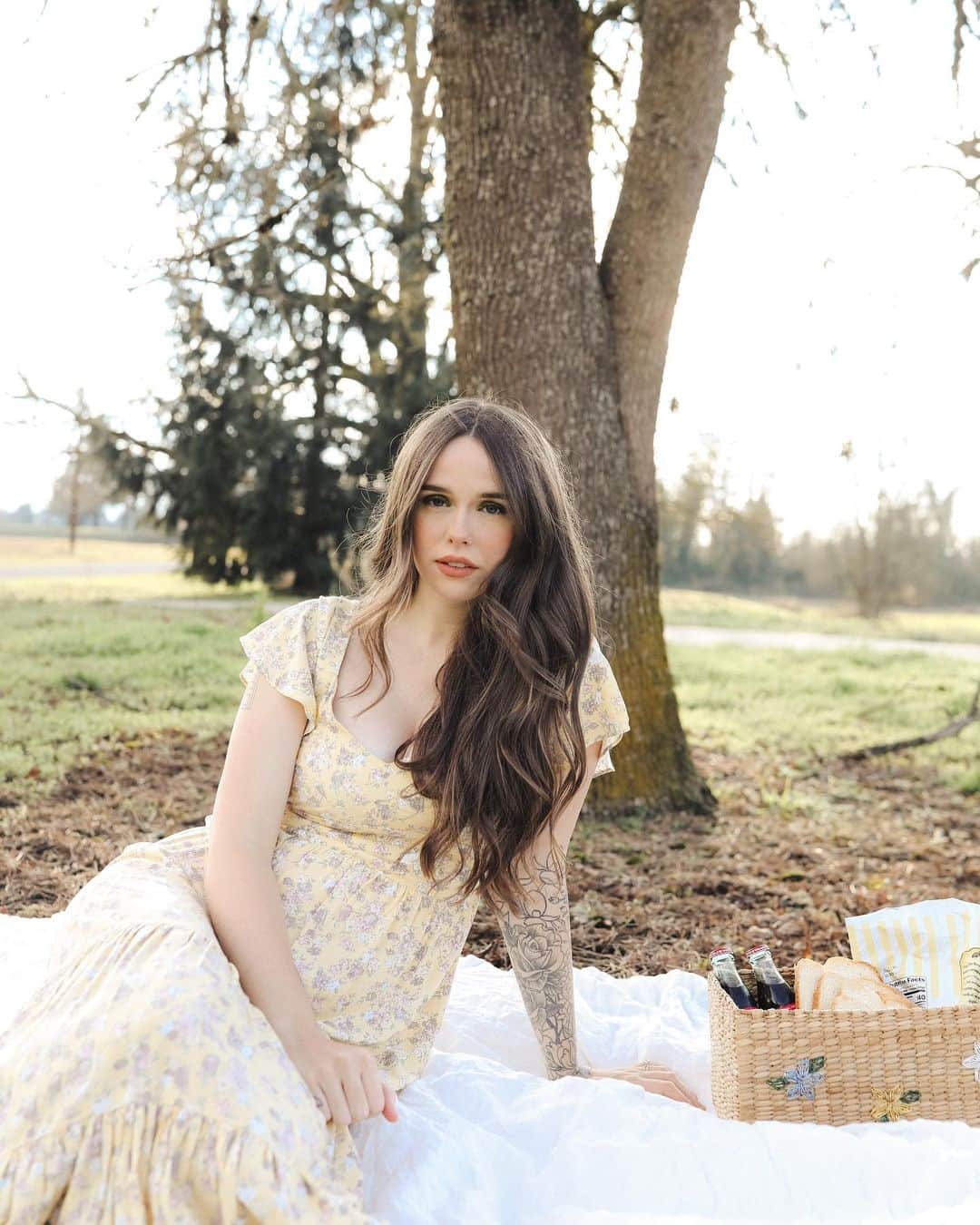 Acacia Brinleyのインスタグラム：「Happy Friday 🤎 Praying for a glimmer of sunshine again soon 🙃」