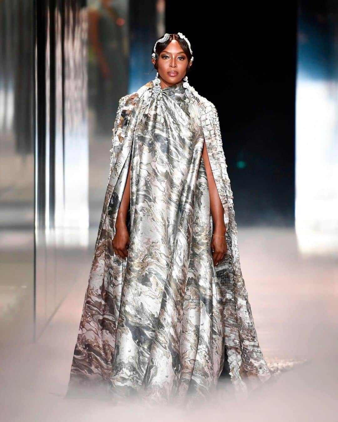 Fashion Weekのインスタグラム：「Luxury trancends 💫 For his first collection as the women's artistic director of @fendi, @mrkimjones turned to a few famous faces like @naomi, @cturlington, @katemossagency, @lilamoss @caradelevingne, @bellahadid and @adwoaaboah to showcase his haute couture debut and usher in a new era for the house of #Fendi. Photos by @gettyimages」