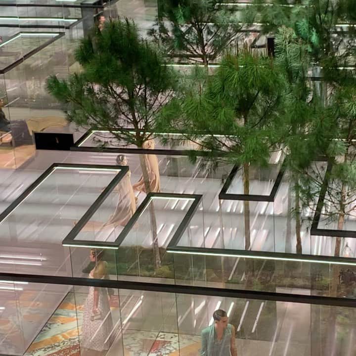 デルフィナデレトレズのインスタグラム：「Walking in a dream 🤍  @fendi  @mrkimjones  @silviaventurinifendi   #delfinadelettrez  #fendi」