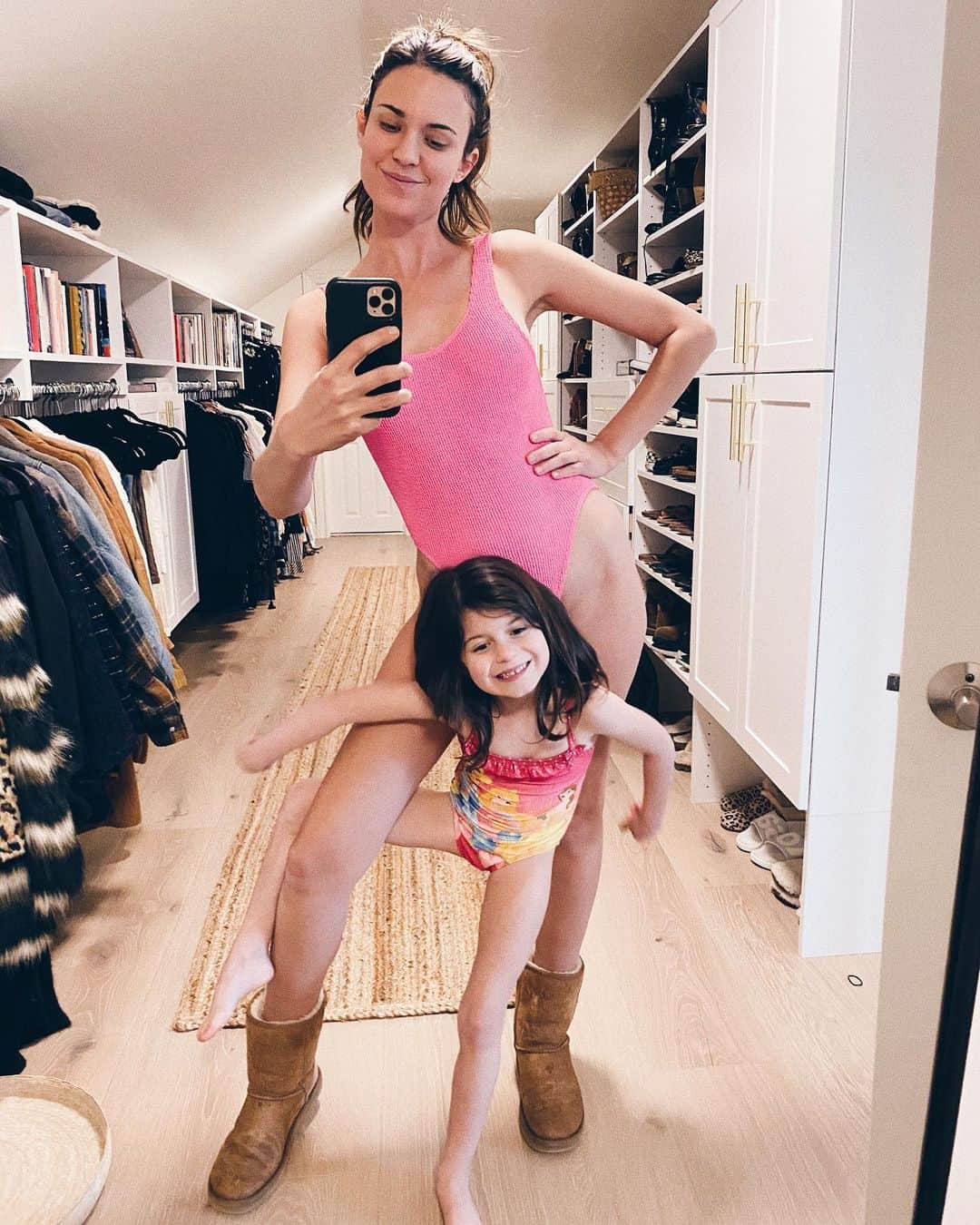 オデット・アナブルのインスタグラム：「Mid week winter hot tub sesh in pink suits 👙 We are ready for you Summer! Oh wait... never mind I forgot I live in Texas and it’s hot AF. We’re ready for you Spring? Closet coming together though 😏 @modularclosets」