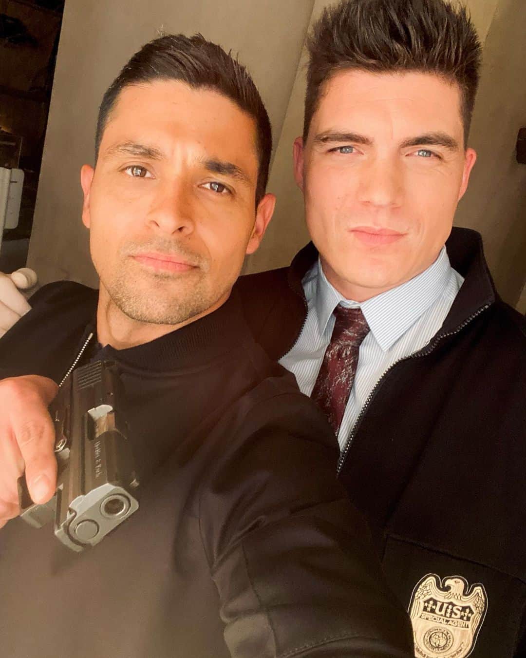 ウィルマー・バルデラマのインスタグラム：「Together again, ladies & gentlemen... meet Federal Agent Sawyer.. @zaneholtz, welcome to the #NCIS Team... long way from Dusk and Vampires..」