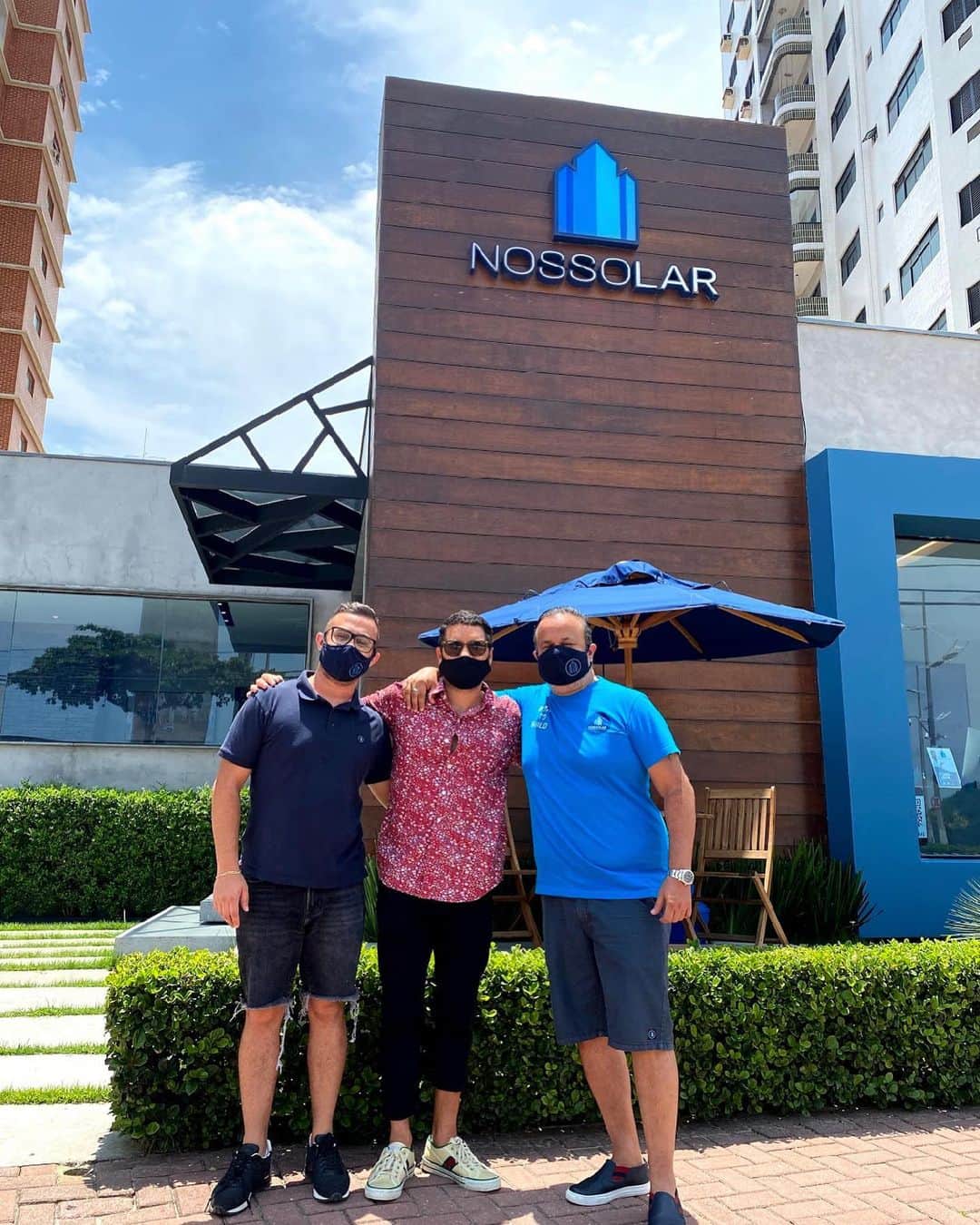 のインスタグラム：「Muito feliz de ver a Praia Grande cada vez caminhando pelo lado certo. A @construtoranossolar constroe sonhos e você pode comprar o sonho de viver no litoral paulista, a melhor construtora da Praia Grande. Já aproveitando estarei junto com o @rodrigonossolar @kikonossolar @renatasantoscosta_ até 2023 defendendo as cores da construtora 🤗」