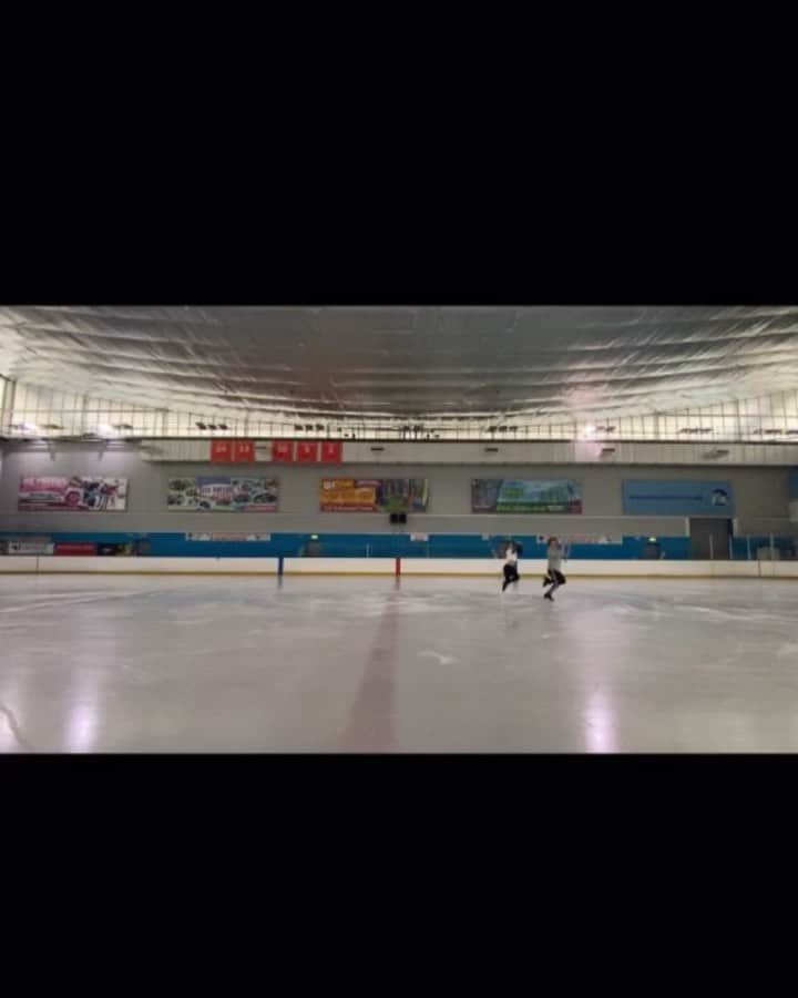 エイミー・ティンクラーのインスタグラム：「Everyone - ‘you gonna be so good at ice skating after being a gymnast’   Me... 🙂😂   @joejohnsonice @dancingonice #dancingonice」