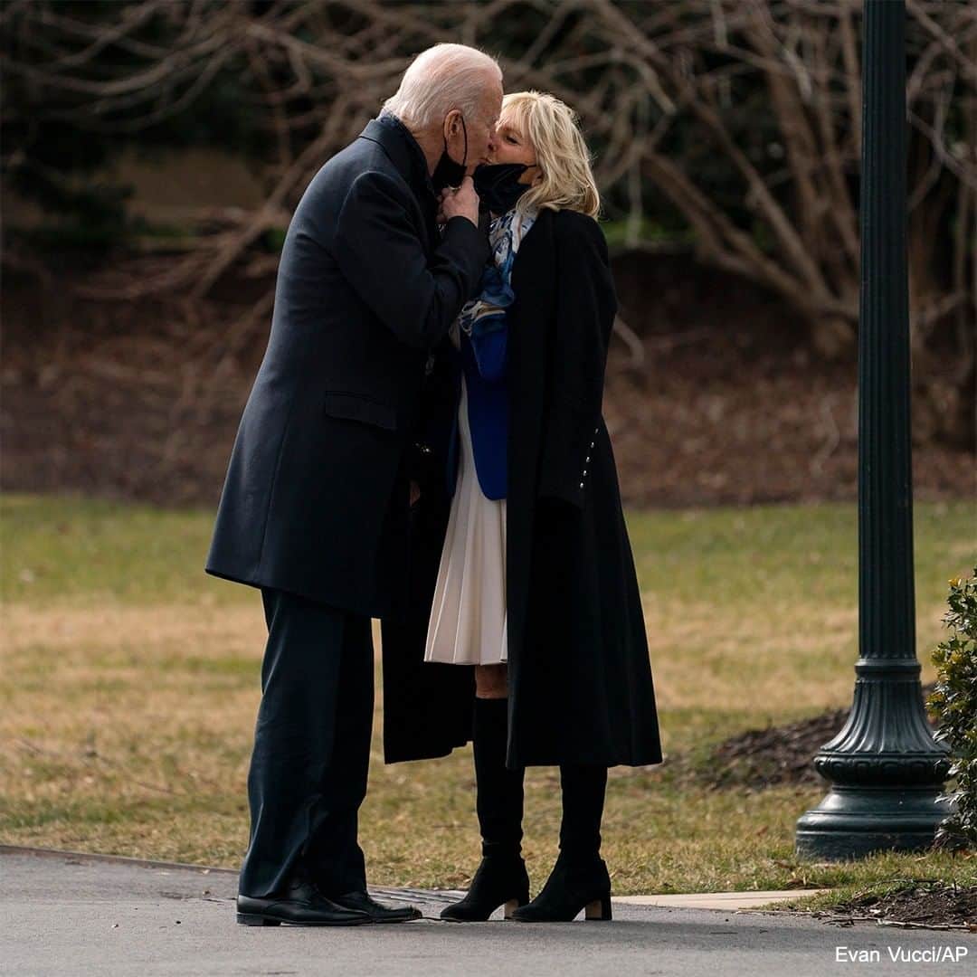 ABC Newsさんのインスタグラム写真 - (ABC NewsInstagram)「President Joe Biden gives first lady Dr. Jill Biden a kiss on the South Lawn before boarding Marine One to visit wounded soldiers at Walter Reed Medical Center. #joebiden #jillbiden #presidentbiden #firstladyjillbiden  #whitehouse #usa」1月30日 5時34分 - abcnews
