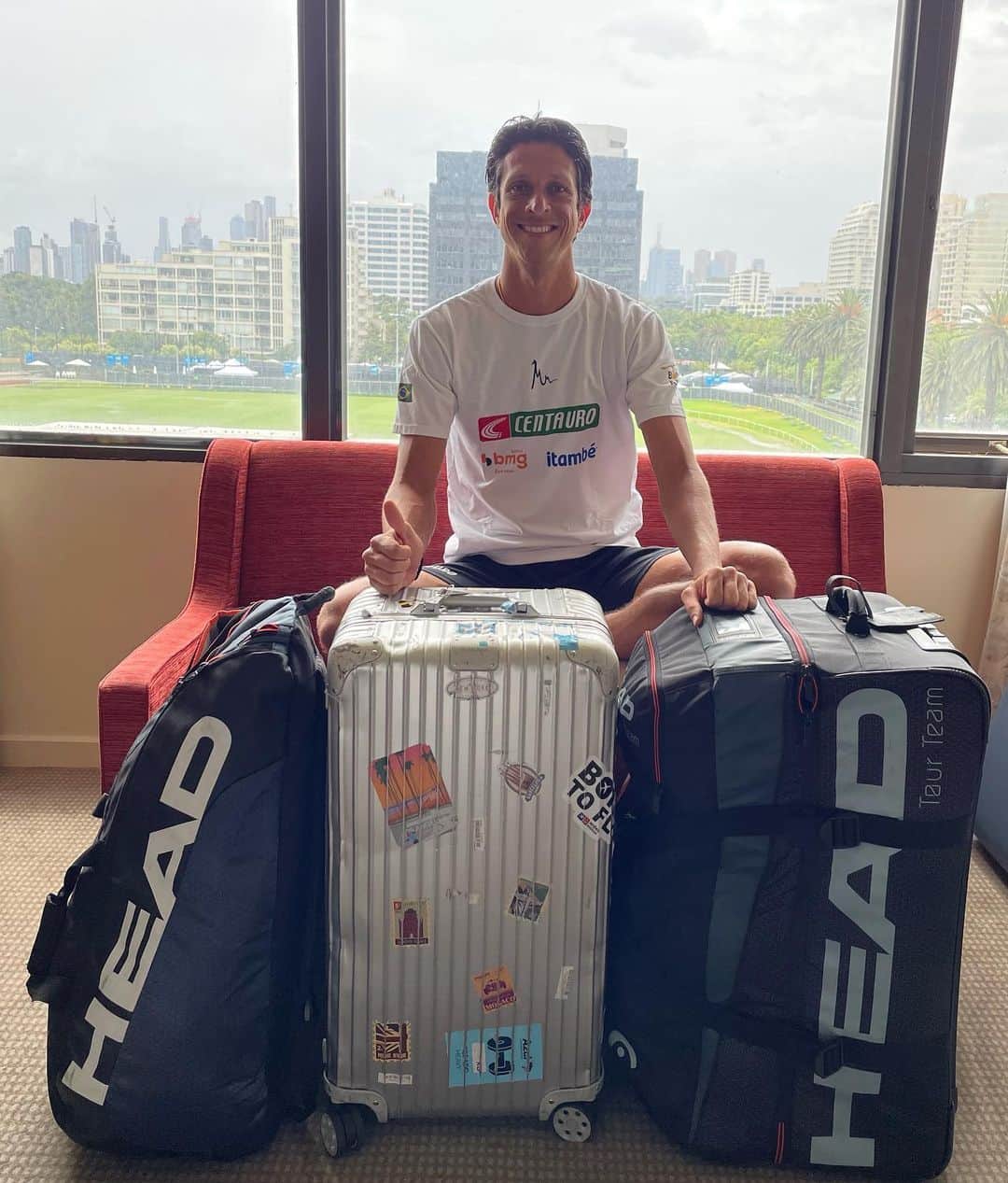 のインスタグラム：「Dps de 14 días a minha Quarentena terminou, chegou a hora de sair. Durante este periodo tive tempo p treinar, descansar, e muito tempo pensar na minha vida pessoal e profissional. Aqui fui privado de algumas coisas por opção de querer vir jogar, porém ao mesmo tempo, outras muitas pessoas são privadas de escolha até mesmo para coisas básicas. Isso só confirma o que sempre digo, temos que pensar mais uns nos outros, em ajudar independente da forma !!  . . Muito obrigado ao @australisnopen pela estrutura que nos proporcionaram, vcs não fazem ideia da quantidade de protocolos que tivemos que seguir!! Agora vamos com tudo, passo a passo em busca de um bom resultado no Australian Open!!! Vale a torcida p Girafão 🦒 😁!!  . . @centauroesporte @itambe @bancobmg @volvocars @vossworld @cbtoficial @foxtonbrasil @atptour @asicsbrasil @headtennis_official #somostodosgirafa #bolsaatleta」