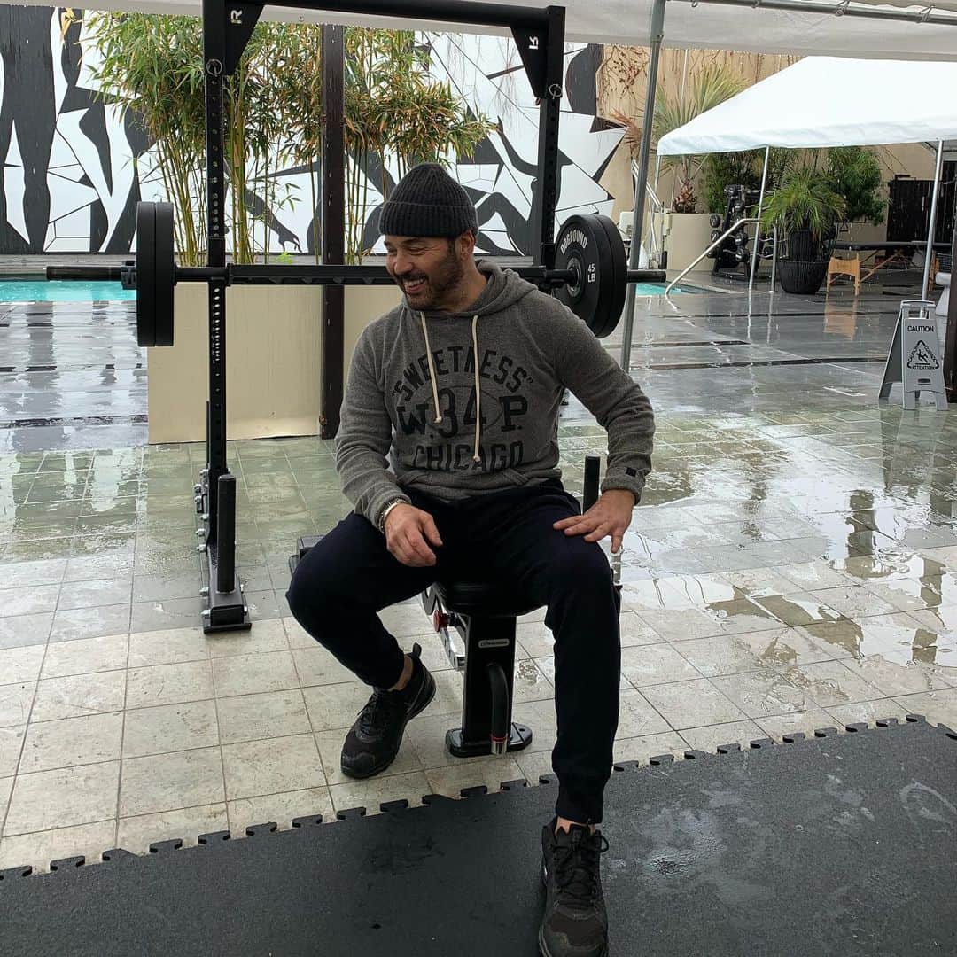 ジェレミー・ピヴェンのインスタグラム：「Being a frustrated athlete you never stop getting after it, even in the rain… don’t ever be afraid to look foolish as that’s where you make your breakthroughs. Watching Walter Payton play growing up and seeing his commitment is something I’ll never forget... thanks @rootsoffight for honoring him ( not a paid ad )  @walterjpayton  #workout #motivation #nevergiveup」